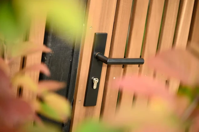 Thermovision Ayous geschaafd latten deur op verstelbaar frame. verticaal. 178x99 cm