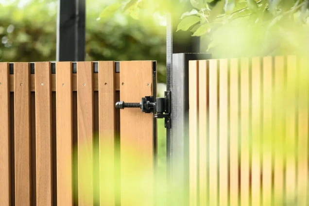 Thermovision Ayous geschaafd latten deur op verstelbaar frame. verticaal. 178x99 cm