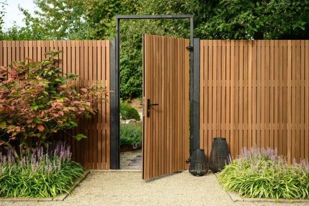 Thermovision Ayous geschaafd latten deur op verstelbaar frame. verticaal. 178x99 cm