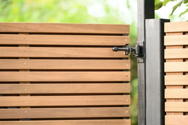 Thermovision Ayous geschaafd latten deur op verstelbaar frame. horizontaal. 178x99 cm