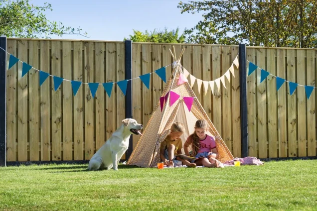 Grenen geschaafd plankenscherm 23-planks 15 mm. 180x180 cm verticaal recht. groen geïmpregneerd