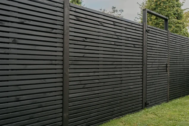 Grenen geschaafd latten scherm, recht horizontaal/verticaal, 180x180x5 cm, zwart gespoten.