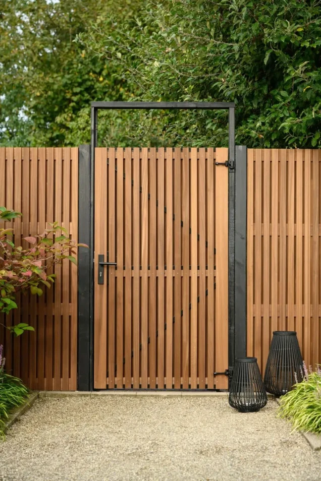 Thermovision Ayous geschaafd latten deur op verstelbaar frame. verticaal. 178x99 cm